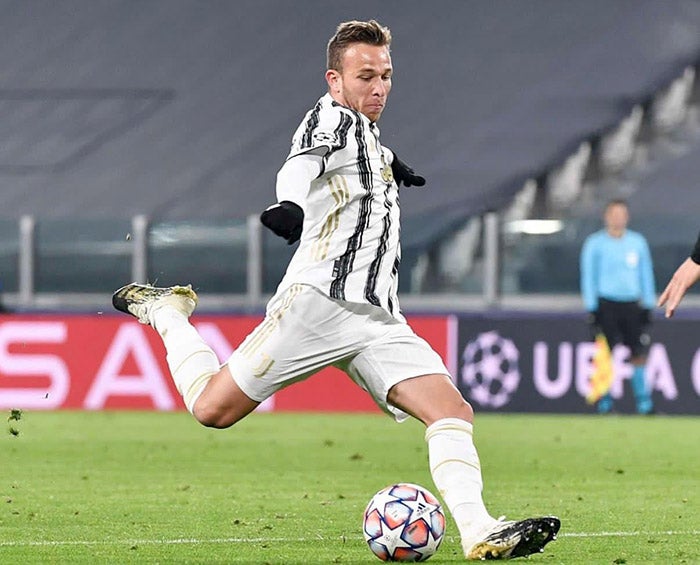 Arthur Melo durante un duelo con la Juventus