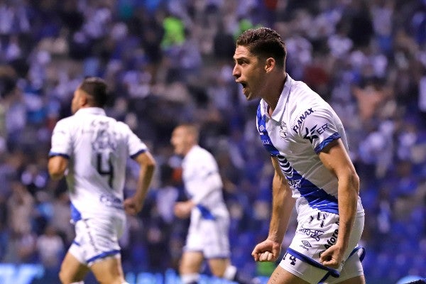 Santiago Ormeño celebra gol con el Puebla