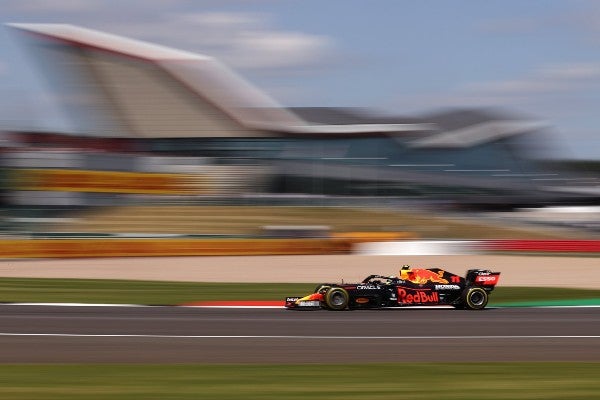 Checo Pérez durante práctica del Gran Premio de Gran Bretaña