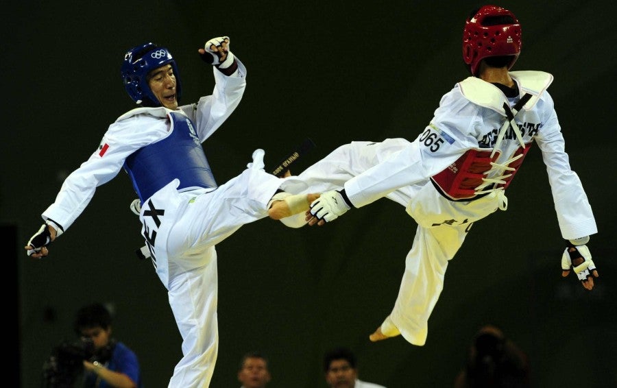 Memo Pérez en combate ante Yulis Gabriel Mercedes