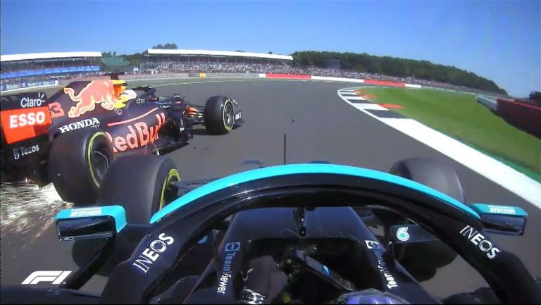 Momento del choque entre Hamilton y Verstappen