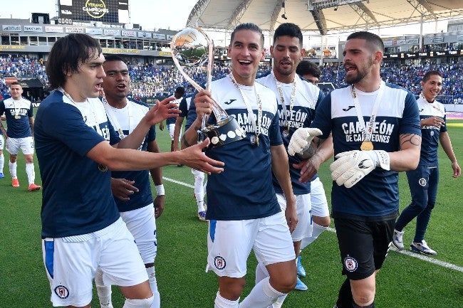 Jugadores de Cruz Azul cargan el trofeo de Campeón de Campeones