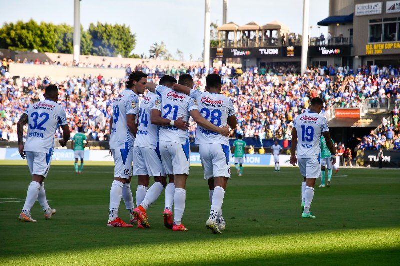 Jugadores de Cruz Azul celebrando un gol vs León