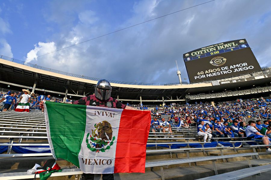 Aficionado mexicano entre multitud salvadoreña