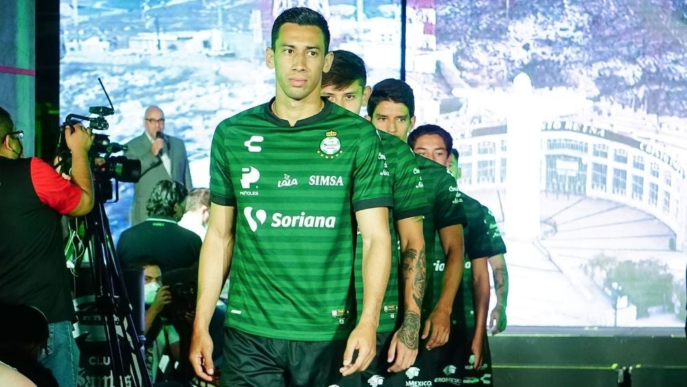 Santos presentó sus nuevos uniformes