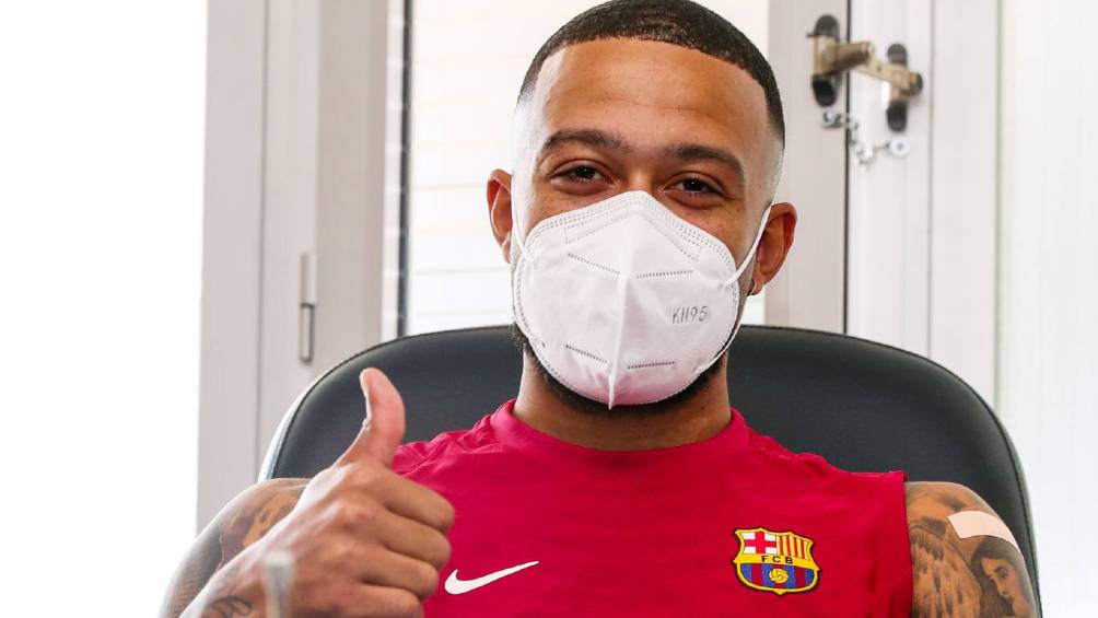 Depay durante las pruebas médicas con el club