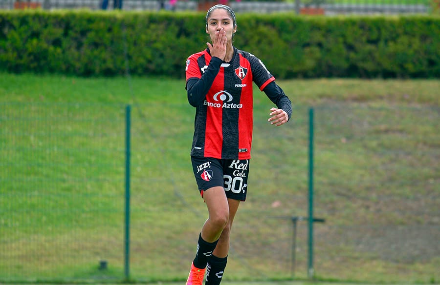 Alison González celebra gol con Atlas Femenil