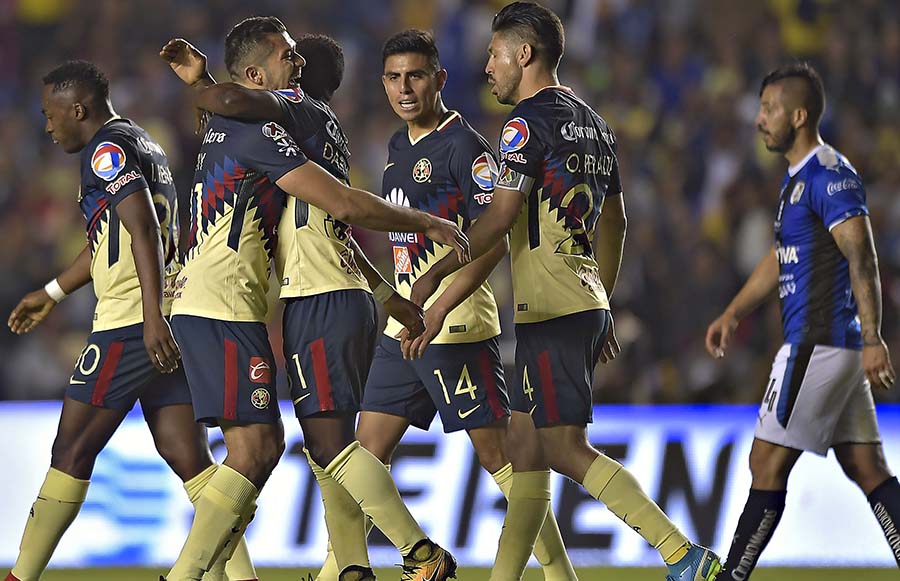 Jugadores de América festejan anotación sobre Querétaro en el Clausura 2018