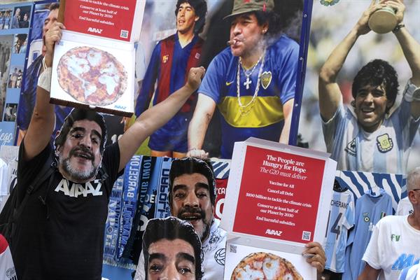 Utilizan máscaras y fotografías de Maradona durante protesta en Nápoles