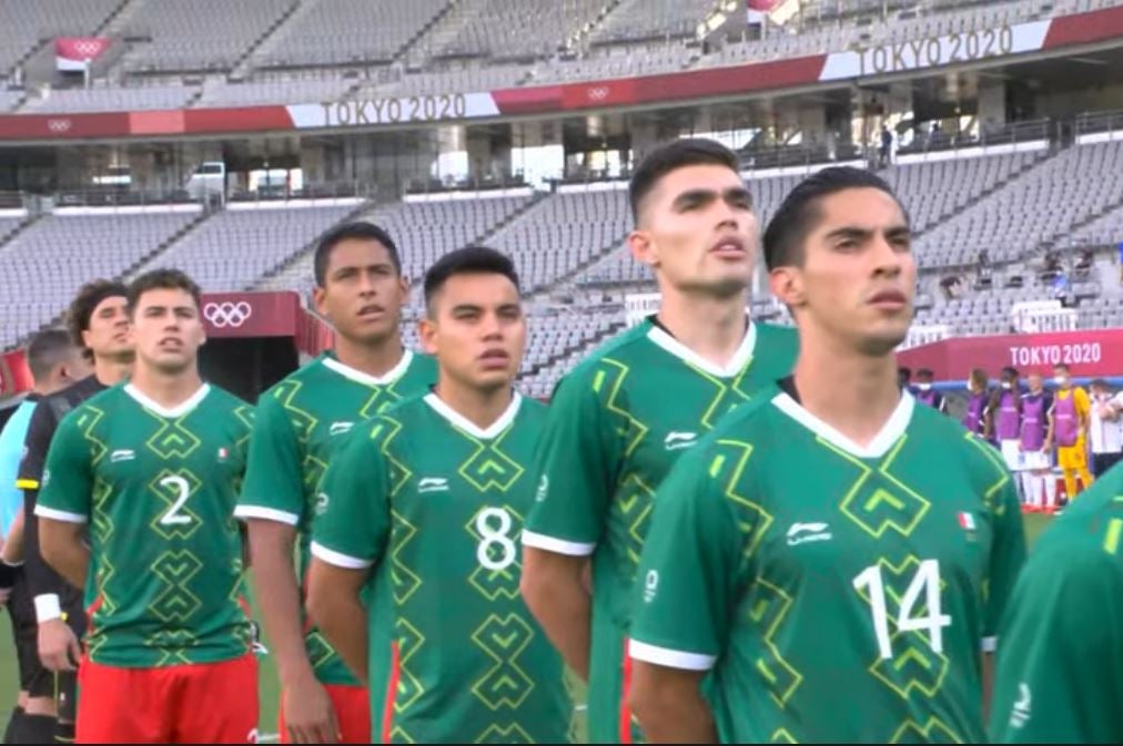 el '14' de México con la bandera invertida 