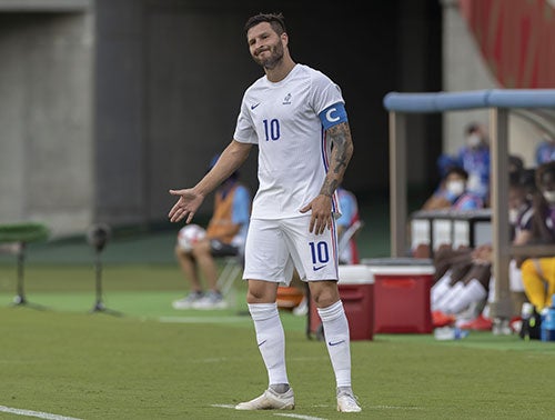 Gignac se lamenta en el partido vs el Tri