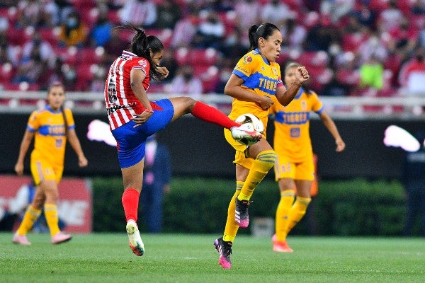 Miriam Castillo en acción con Chivas durante partido de Ida en la Final