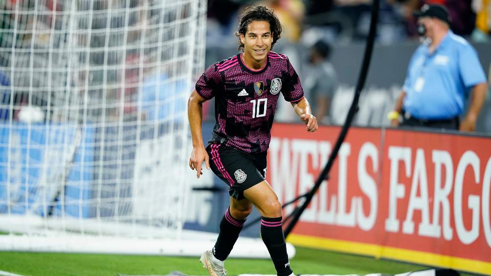 Diego Lainez en festejo