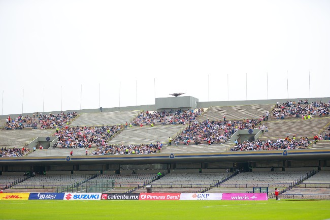 Fans en el Olímpico Universitario durante un juego de Pumas Femenil