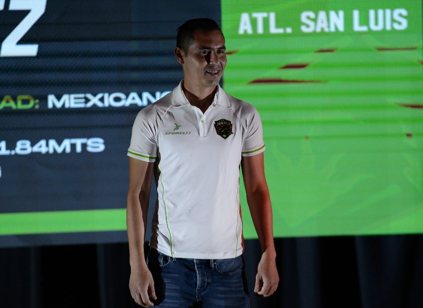 Paul Aguilar en su presentación como jugador de Bravos