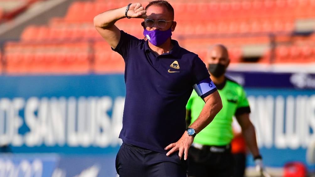 Andrés Lillini durante un partido con Pumas