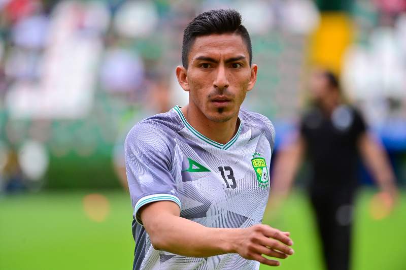 Ángel Mena en entrenamiento