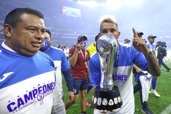 Walter Montoya celebra campeonato con Cruz Azul