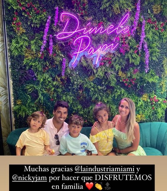 Luis Suárez y su familia en el restaurante de Nicky Jam