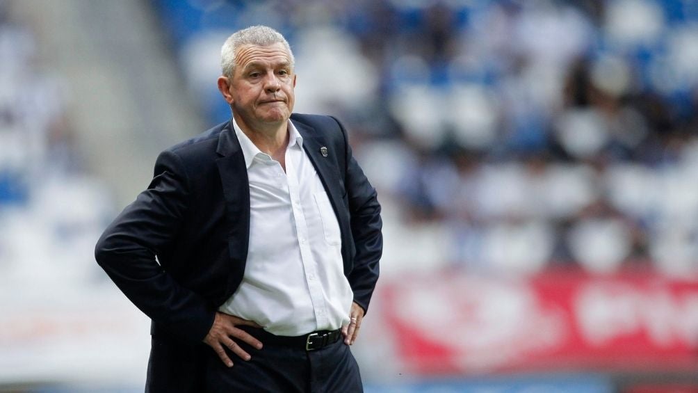 Javier Aguirre en un partido con Rayados 