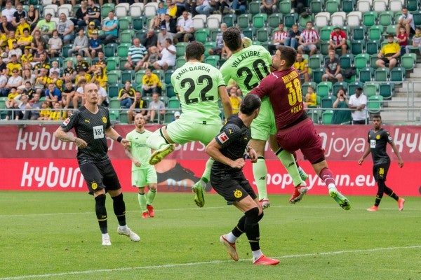 Raúl García en acción frente al Borussia Dortmund 