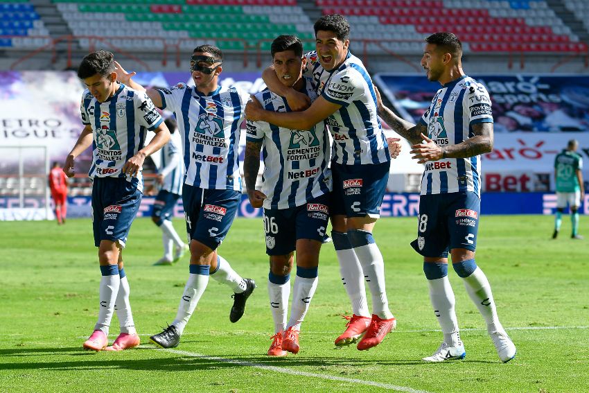 Jugadores de Pachuca festejando un gol a favor