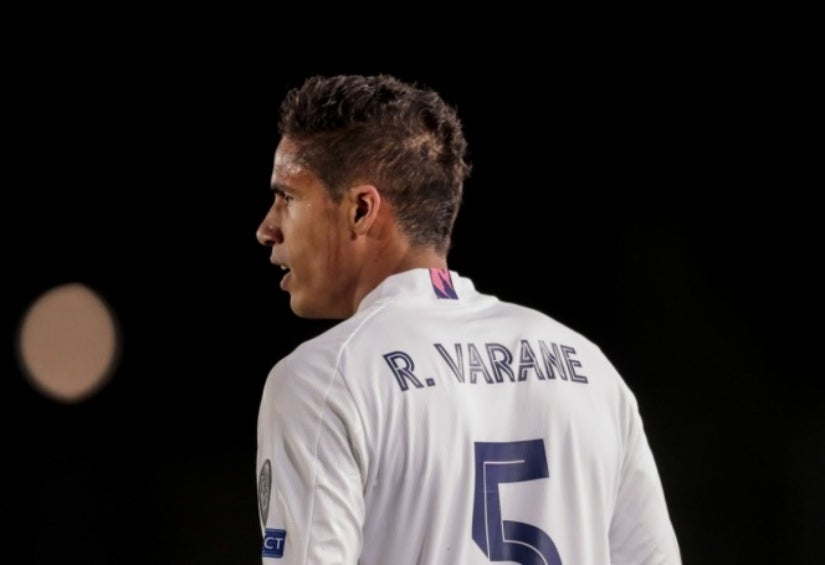 Raphael Varane en un partido con el Real Madrid