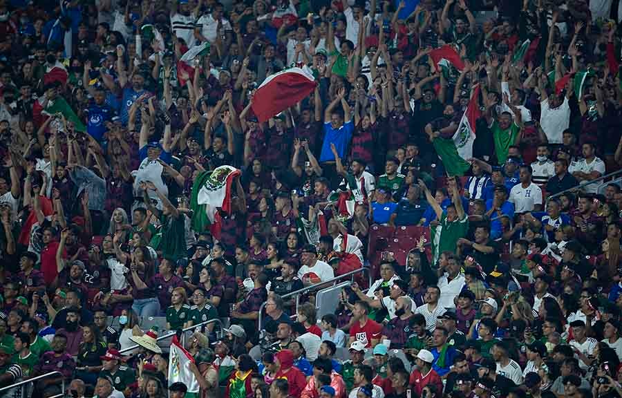 Mexicanos celebran gol del Tricolor