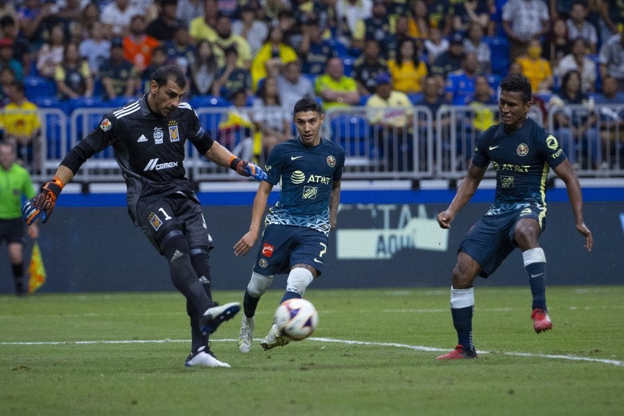 Nahuel Guzmán durante un partido con Tigres