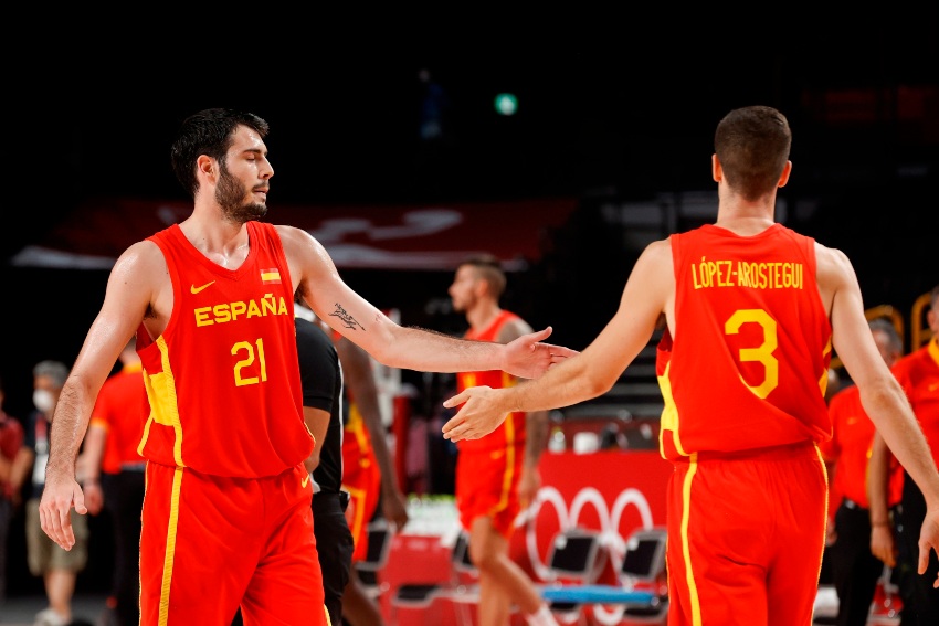 Jugadores de España festejando el triunfo ante Japón