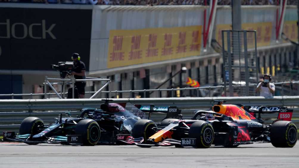 Lewis Hamilton enfrentándose en la pista con Max Verstappen