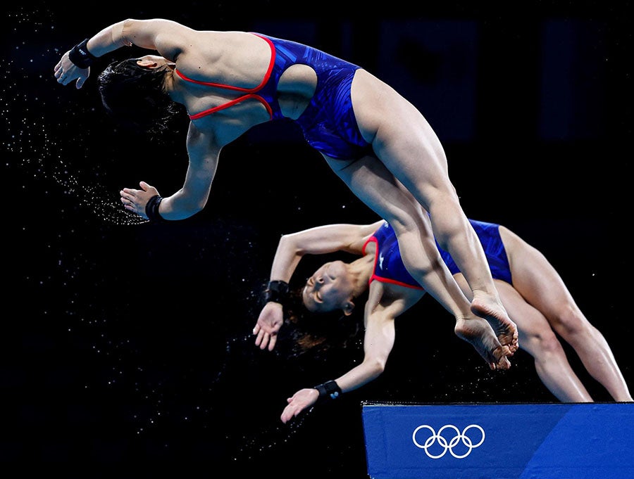 Matsuri Arai y Minami Itahashi en salto