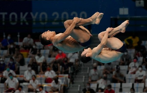 Dupla mexicana de clavados en acción durante Tokio 2020