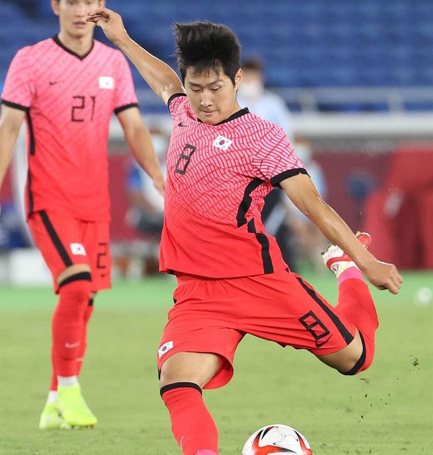 Lee Kang-in dispara en partido de Corea del Sur
