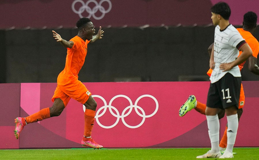 Benjamin Henrichs celebra gol ante Alemania