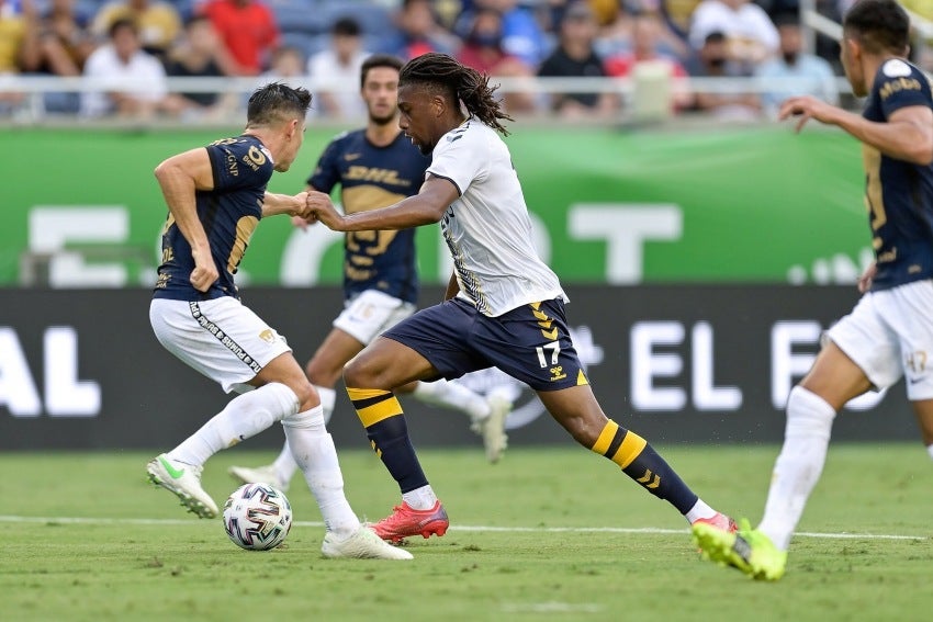 Efraín Velarde defendiendo a un jugador del Everton