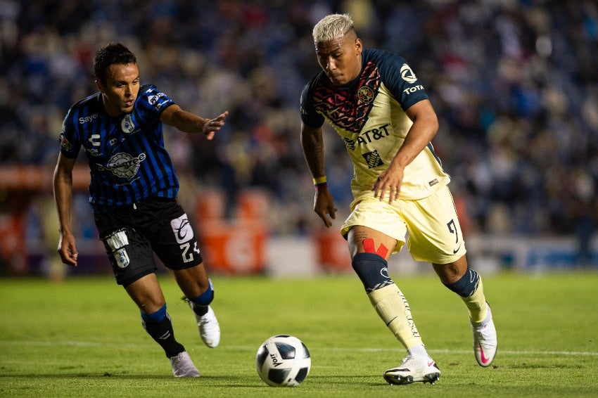 Roger Martínez en el partido entre América y Querétaro