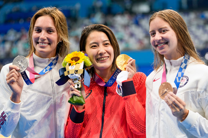 Alex Walsh, la japonesa y Kate Douglas celebran con sus medallas