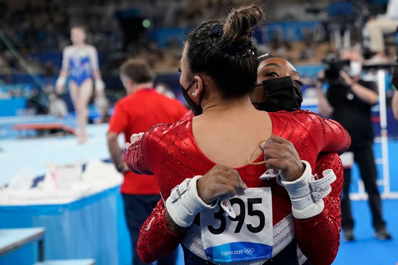 La gimnasta abraza a su compañera