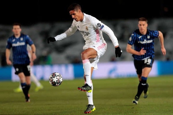 Raphael Varane en acción con el Real Madrid