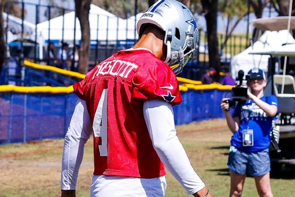 Dak Prescott sale del entrenamiento de los Dallas Cowboys