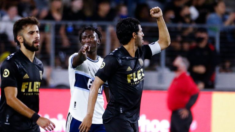 Carlos Vela celebrando su gol