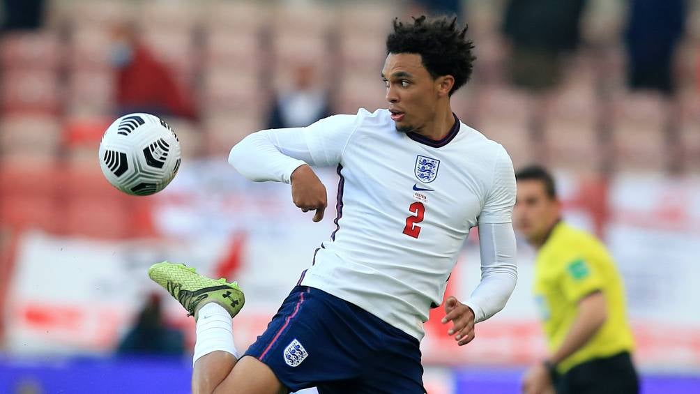 Alexander Arnold durante un juego con Inglaterra en la Euro 2020