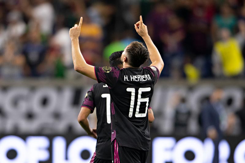 Héctor Herrera celebra un gol