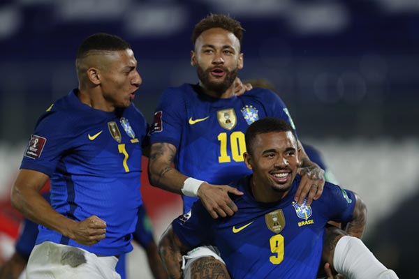 Neymar y Richarlison festejan un gol en la Copa América