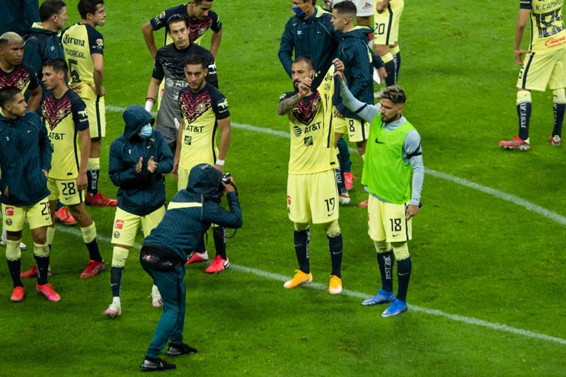 Aguilera y Valdez muestran la playera de Zizinho