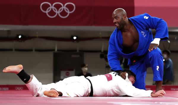 Teddy Riner en acción ante Harasawa