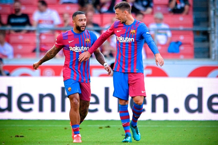 Lenglet y Depay en el duelo entre el Barcelona y el Stuttgart