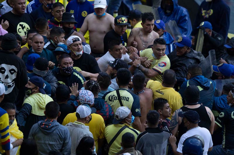 Los seguidores de las Águilas durante la pelea