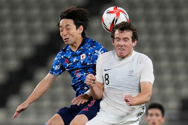 Pelea por el balón en el Japón vs Nueva Zelanda